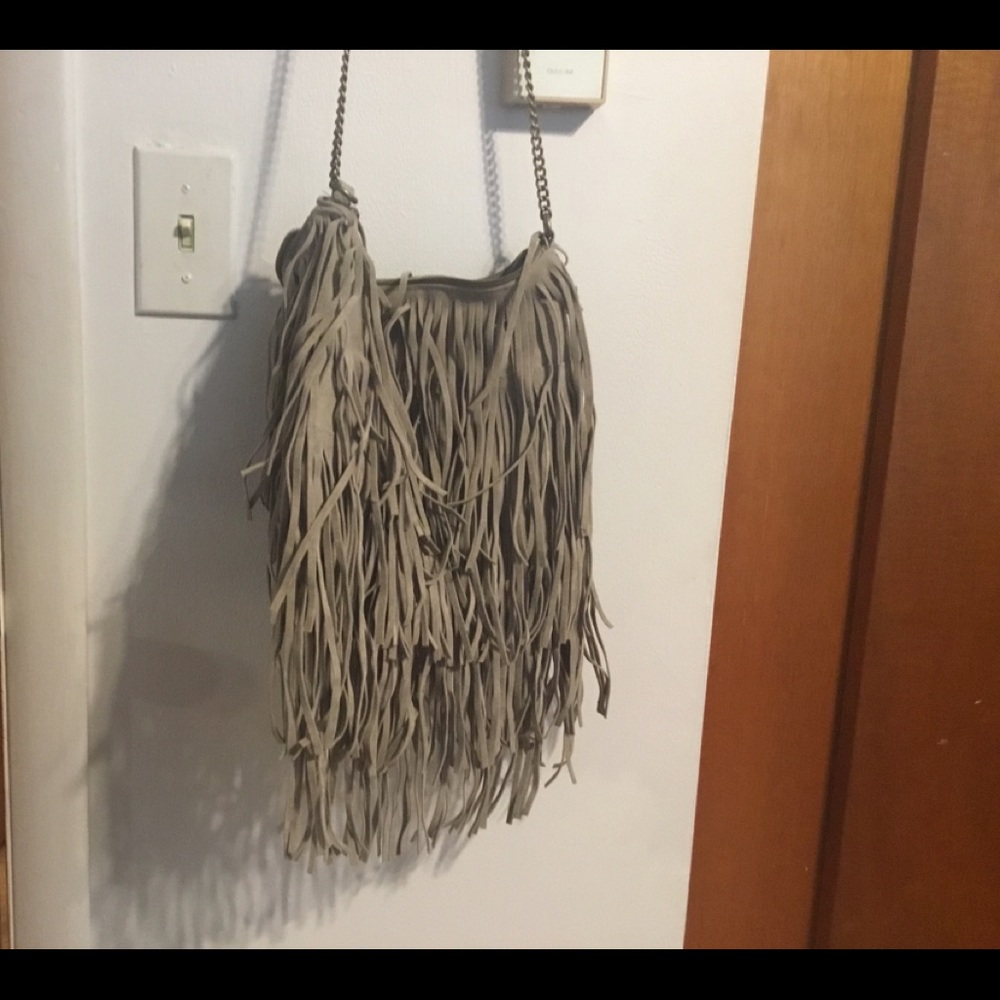 Women’s shoulder bag with fringes.